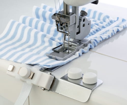 Prowadnik do wszywania gumy do cowerloków Janome i Elna