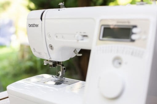 Brother A16 Komputreowa maszyna do szycia + Wariant - Akcesoria + STOLIK 