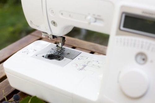 Brother A16 Komputreowa maszyna do szycia + Wariant - Akcesoria + STOLIK 