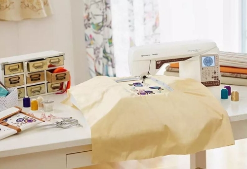 Husqvarna Viking Designer Topaz 25 - maszyno-hafciarka 