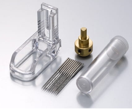 Zapasowe igły i stopka do maszyny Janome FM725