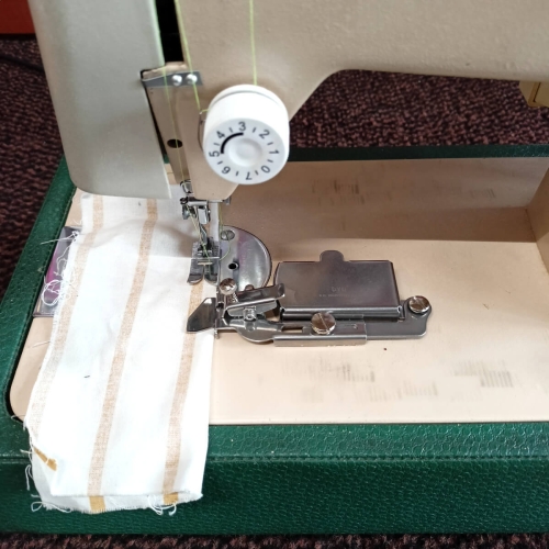 Regulowany magnes prowadnik do maszyn do szycia