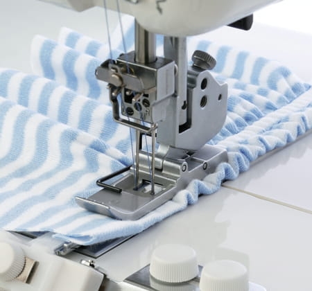 Prowadnik do wszywania gumy do cowerloków Janome i Elna