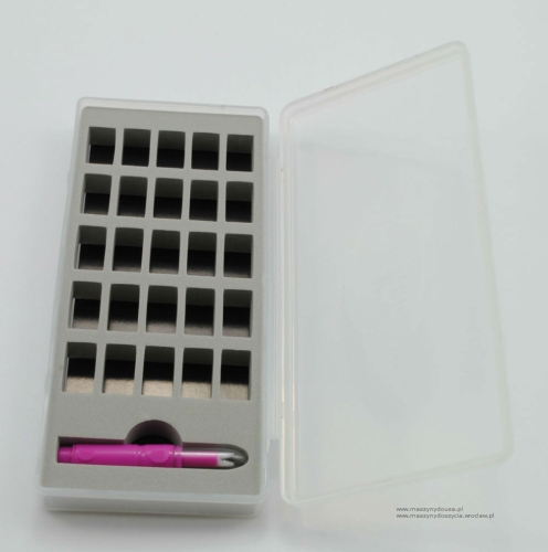 210 - Przybornik na 25 szpulek do maszyny + nawlekacz nici w igłę